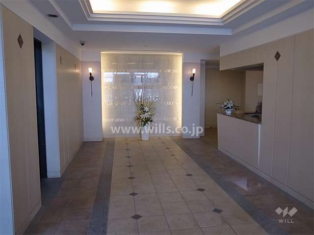 折り上げ天井、石張りのエントランスホール