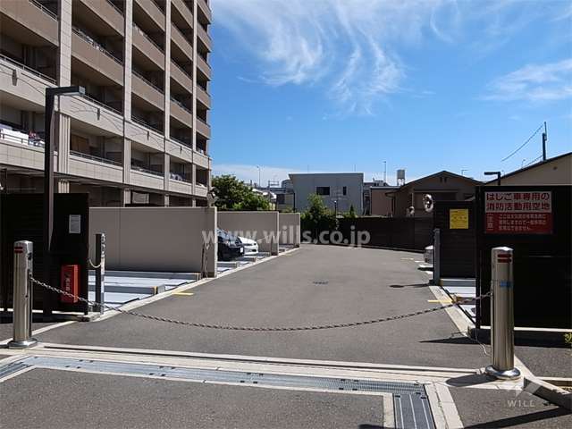 敷地内駐車場（入口にロボットゲート付き）