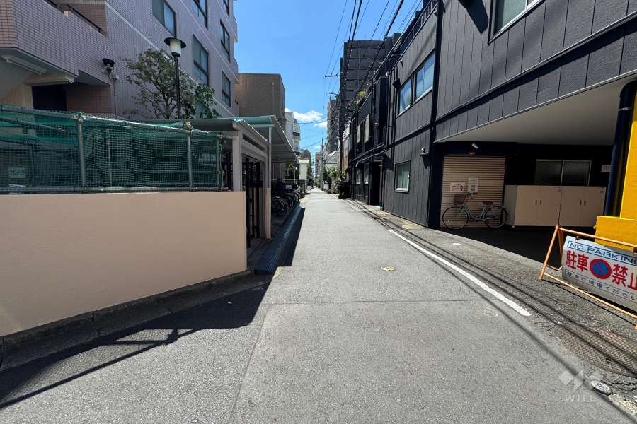 敷地西側の前面道路