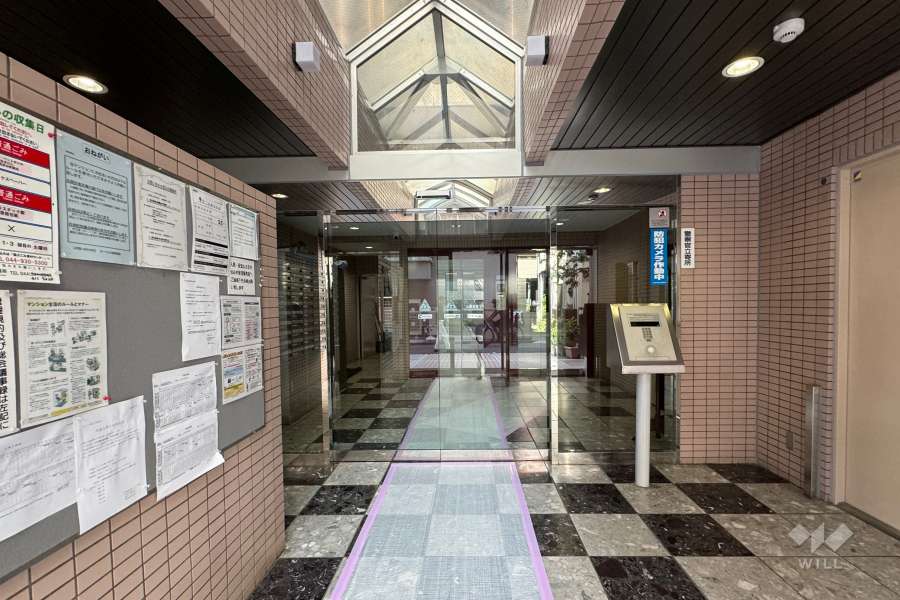 エントランスはオートロック付きです。