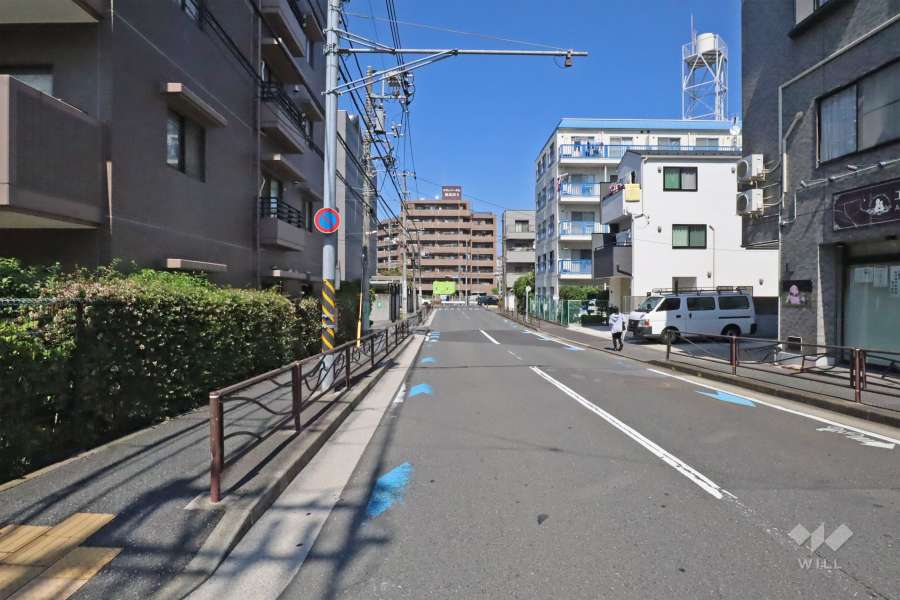 敷地南東側の前面道路(南西側から)