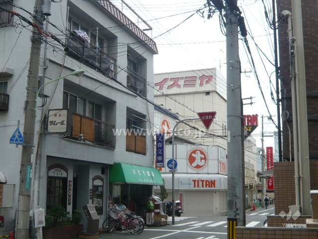 マンションの東側にイズミヤがあります。