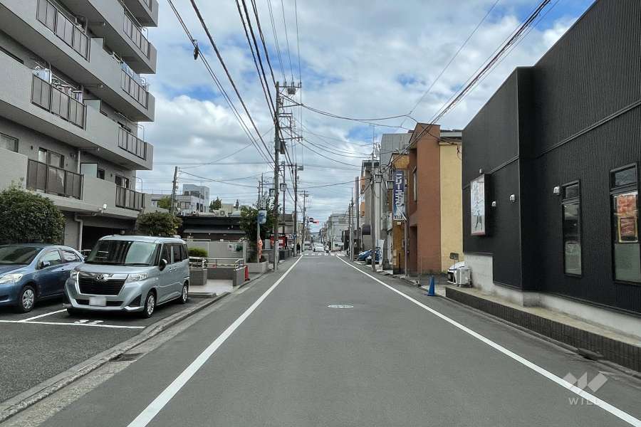 敷地の南側前面道路（西側から）