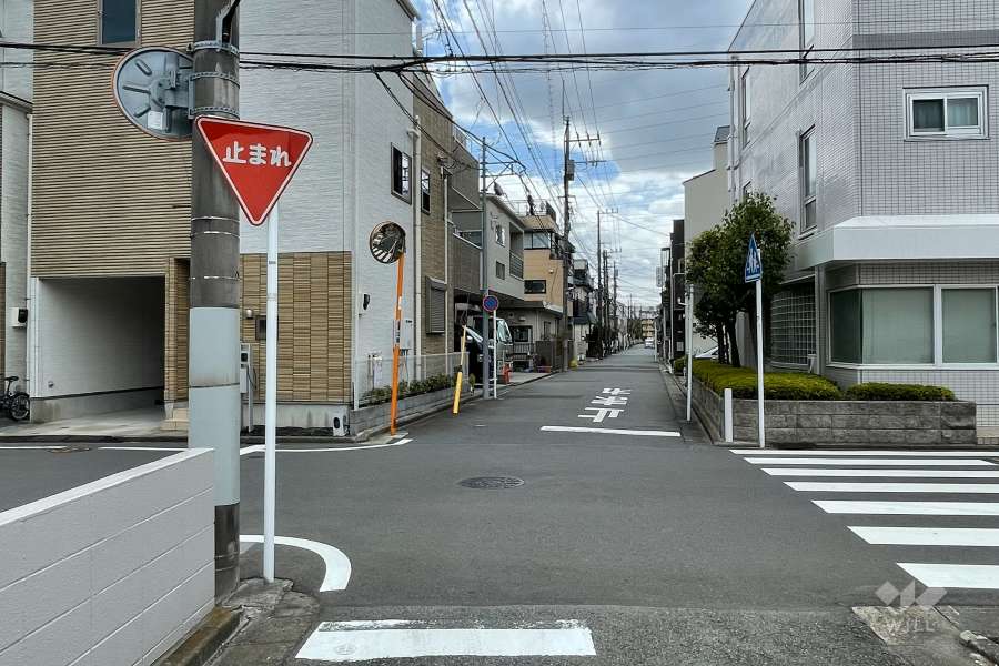 敷地の西側前面道路（北側から）
