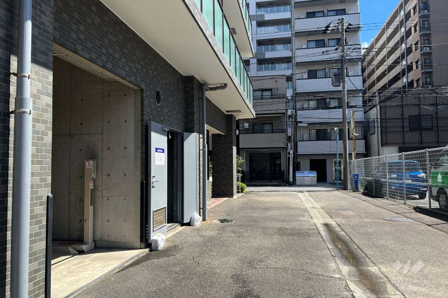 敷地南側の前面道路（西側から）