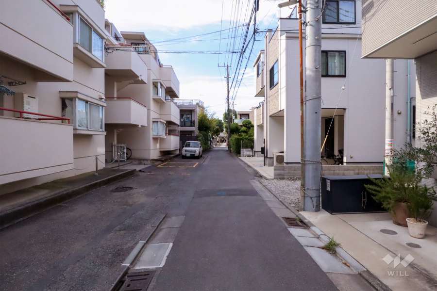 敷地北側の前面道路(東側から)