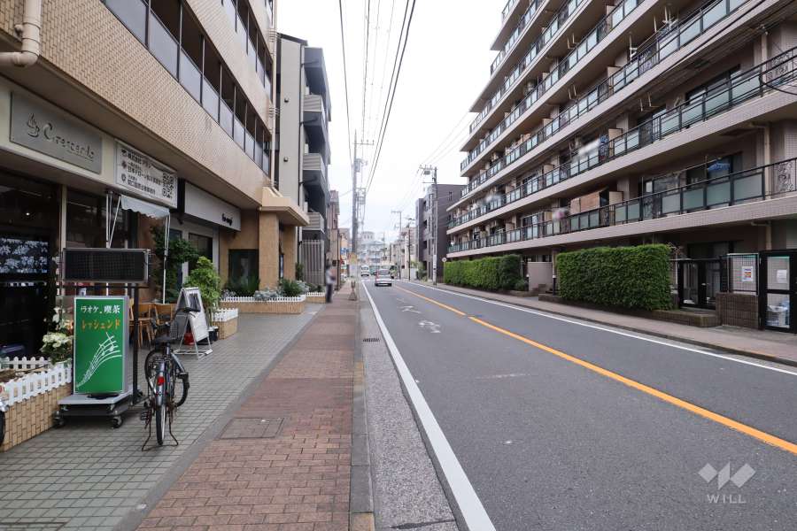 敷地南側の前面道路（東側から）