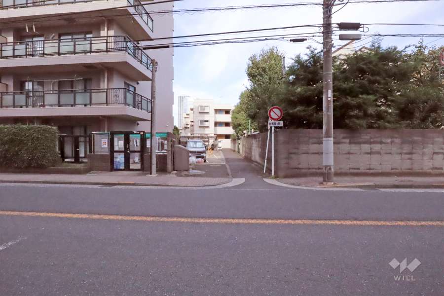 敷地東側の前面道路(南側から)
