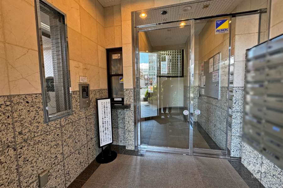 エントランスはオートロック付きです。