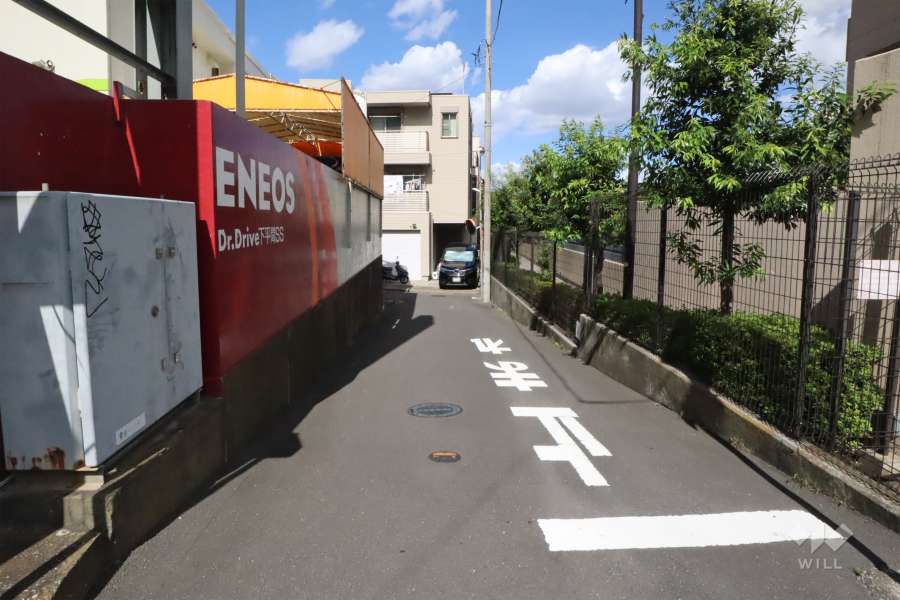 敷地北西側の前面道路(南西側から)