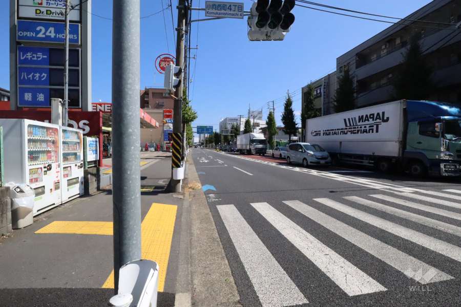 敷地南西側の前面道路(北西側から)