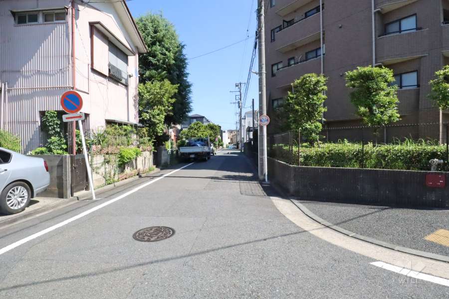 敷地北東側の前面道路(北西側から)