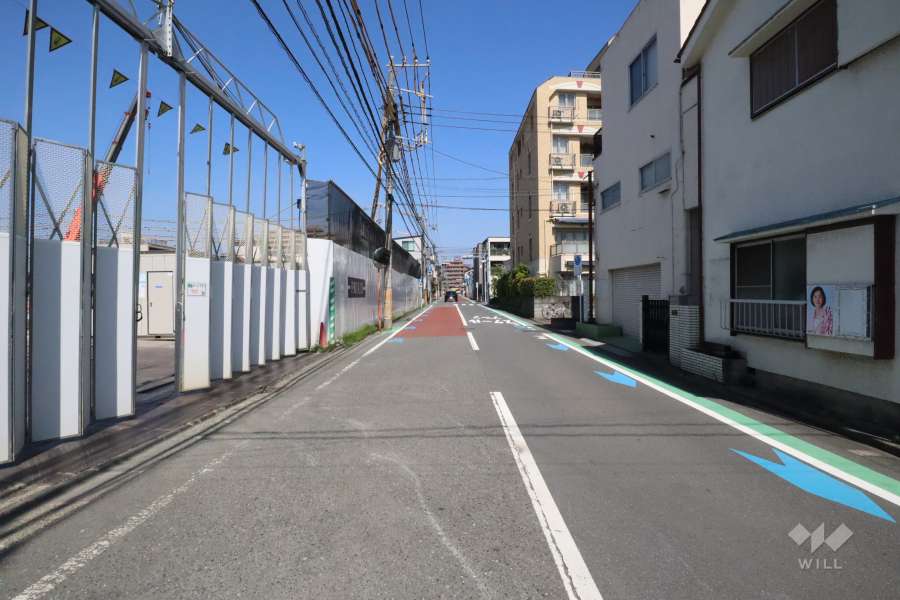 敷地西側の前面道路（南町から）