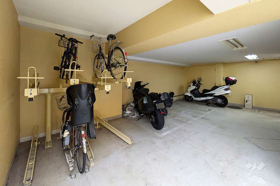 屋内に設けられた駐輪場とバイク置き場