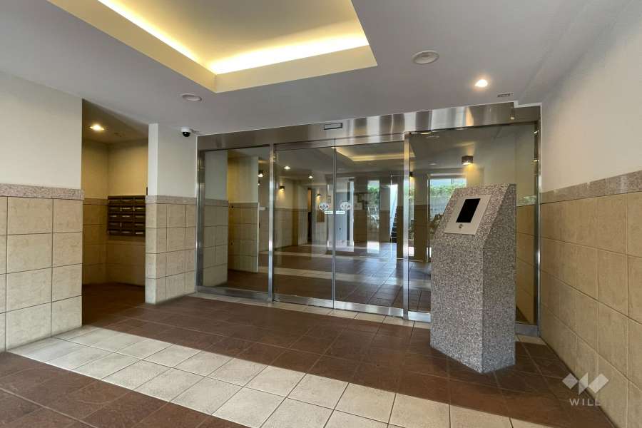 エントランスはオートロック付きです。