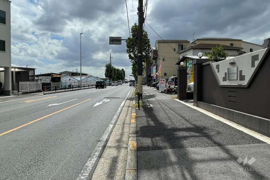 敷地の東側前面道路（北側から）