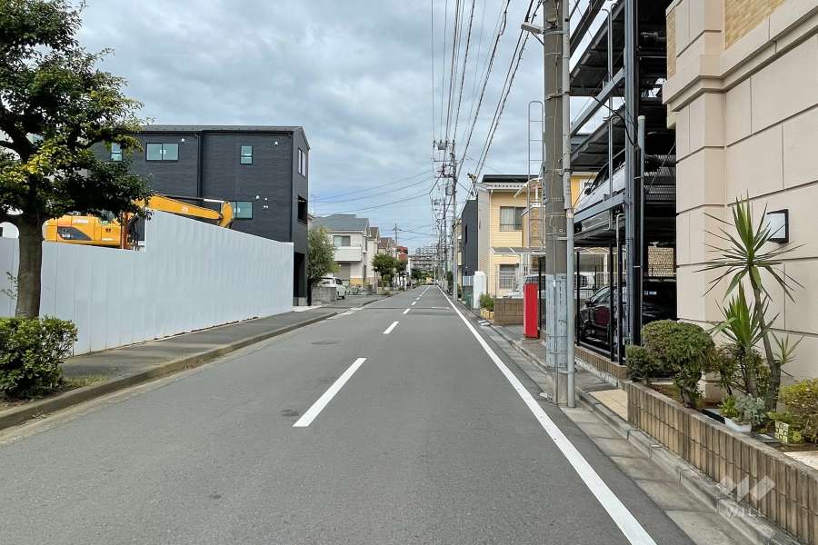 敷地西側の前面道路