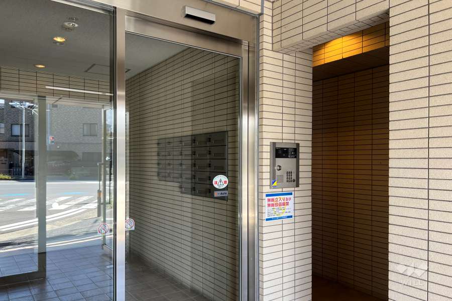 エントランスはオートロック付きです。