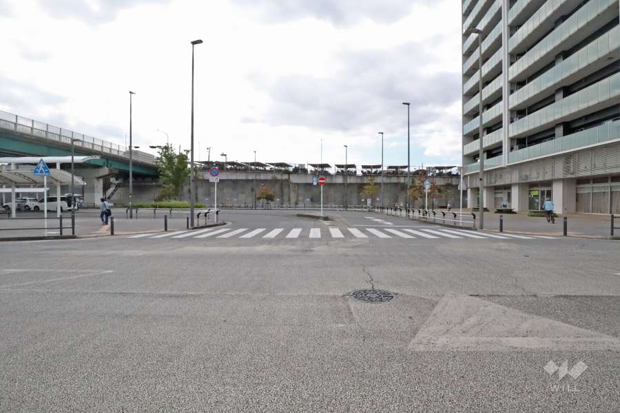 敷地南側の前面道路（東側から）