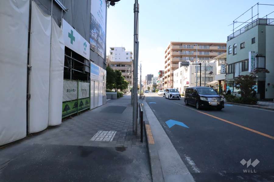 敷地北側の前面道路（東側から）