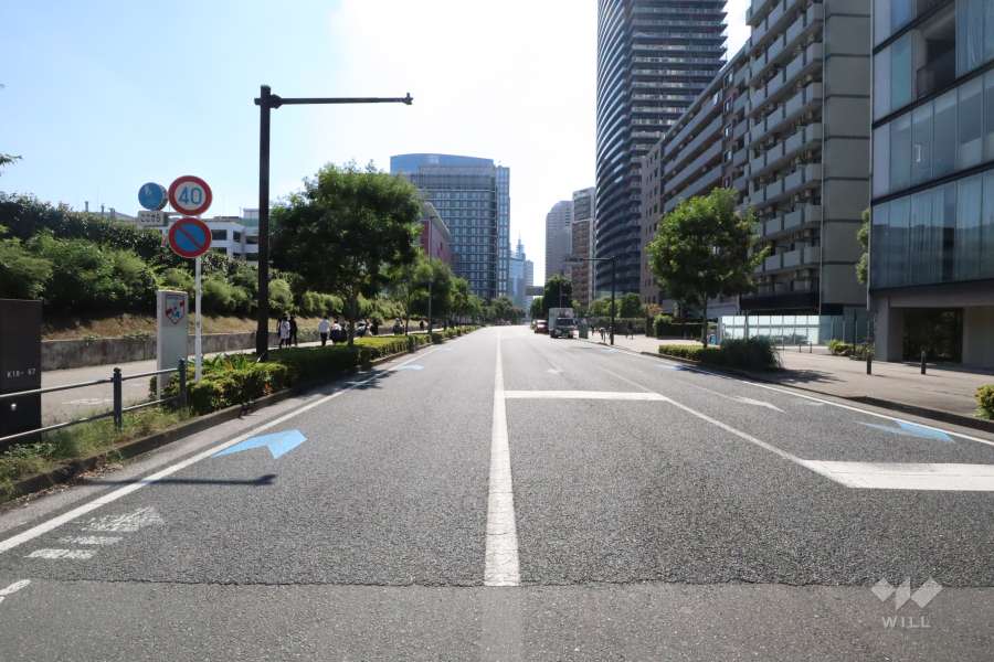 敷地東側の前面道路（北側から）