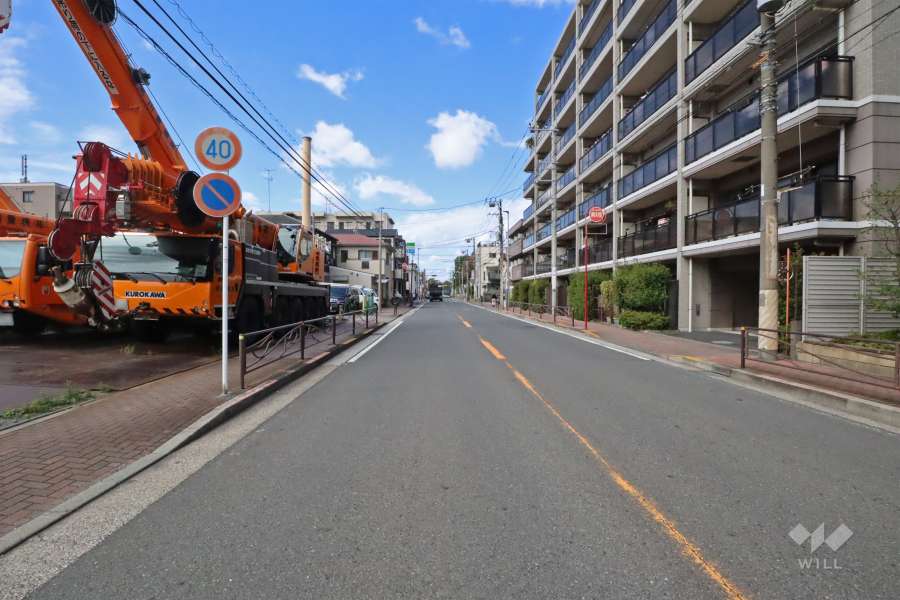 敷地南側の前面道路（東側から）