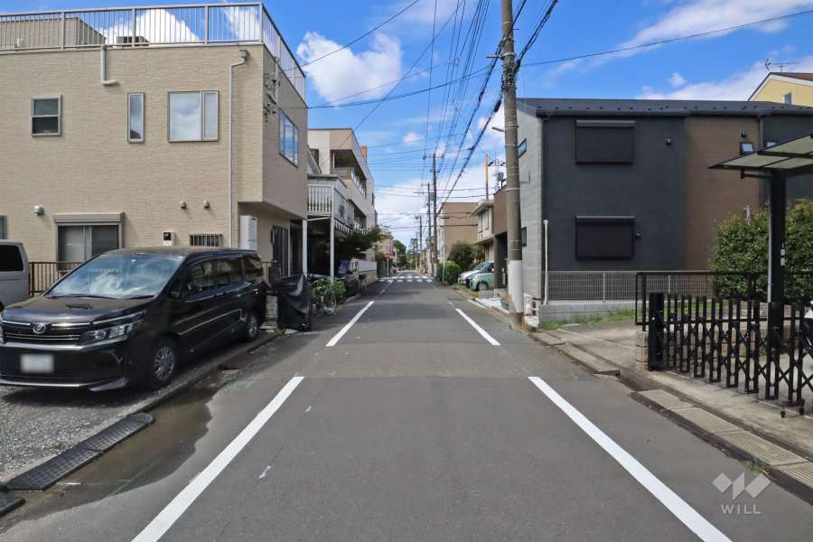 敷地北側の前面道路（東側から）