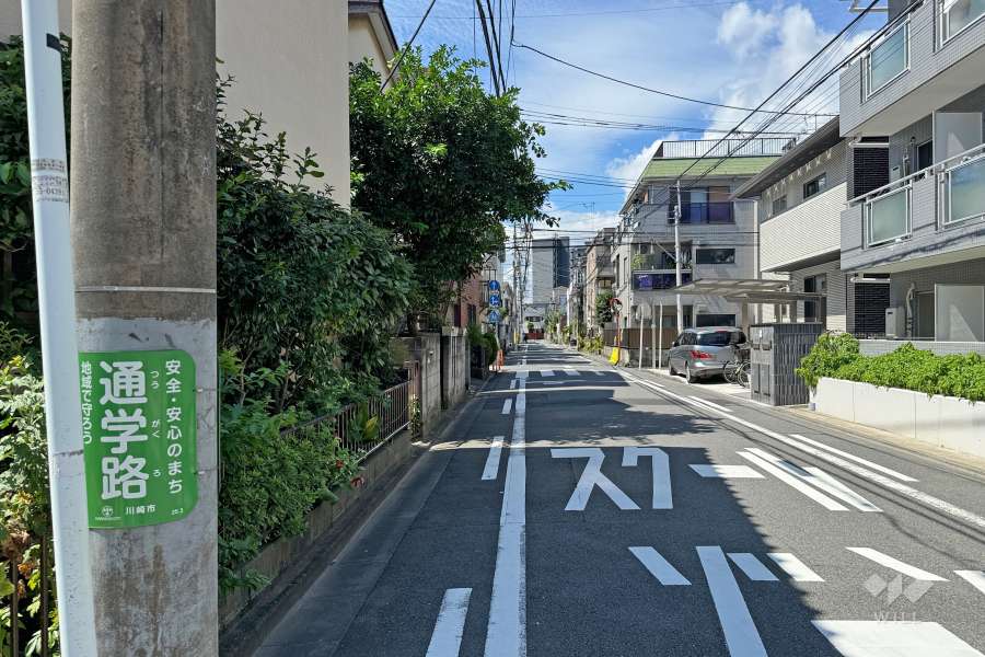 敷地南側の前面道路（東側から）