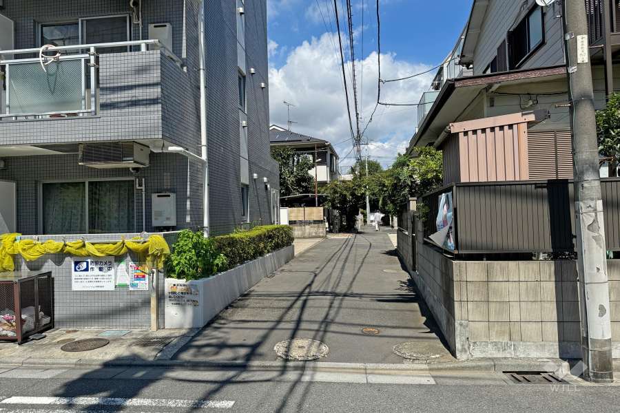 敷地東側の前面道路（南側から）