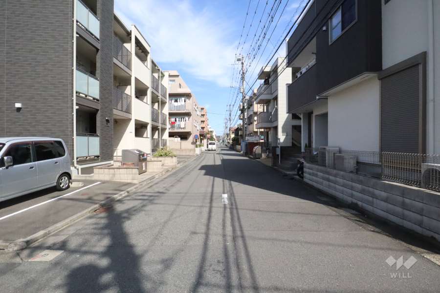 敷地東側の前面道路（南側から)