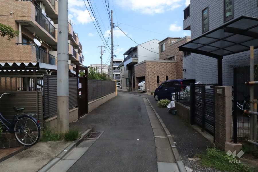 敷地南側の前面道路(西側から)