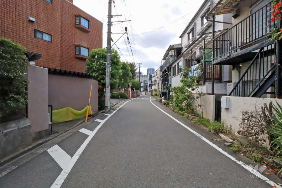 敷地北側の前面道路