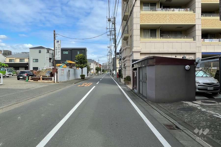 敷地西側の前面道路（南側から）