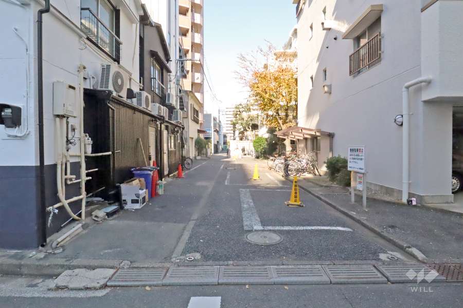 敷地西側の前面道路(南側から)