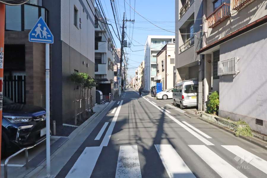 敷地東側の前面道路(南側から)