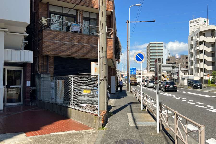 敷地南東側の前面道路（南西側から）