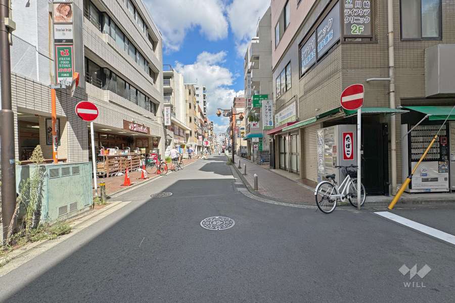 敷地の東側前面道路は『川崎南河原銀座ハッピーロード』です。（南側から）