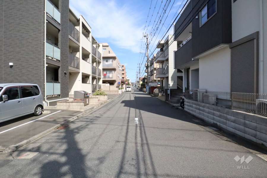 敷地西側の前面道路