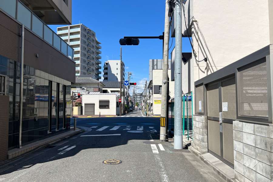 敷地西側の前面道路　
