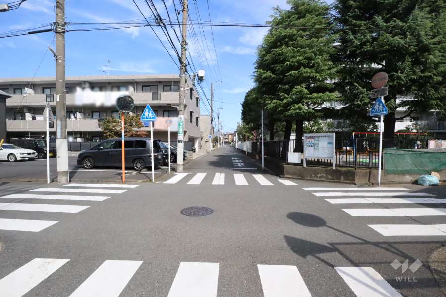 敷地西側の前面道路
