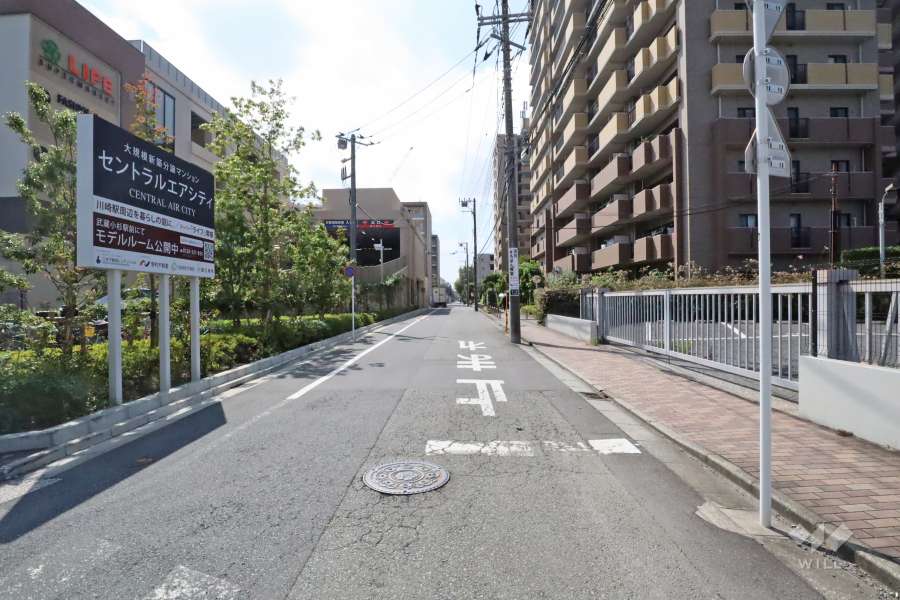 敷地東側の前面道路（北側から）
