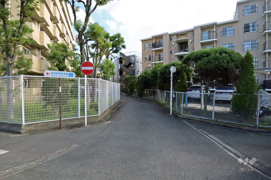 敷地北東側の前面道路(北西側から)。全面が道路に面した開放感ある立地です。