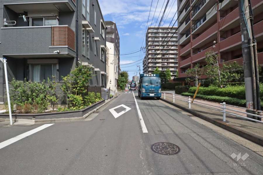 敷地西側の前面道路（南側から）