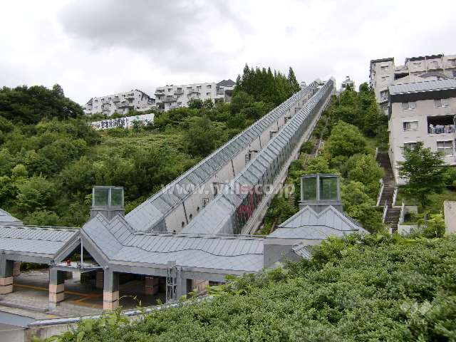 駅とを結ぶ斜行エレベーター