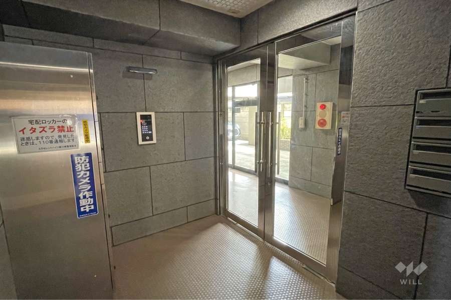 エントランスはオートロック付きです。