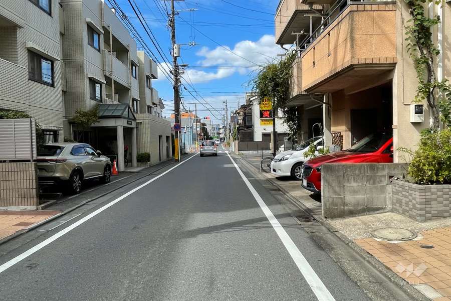 敷地の南側前面道路（東側から）