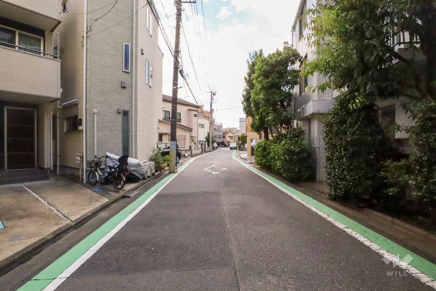 敷地東側の前面道路（北側から）