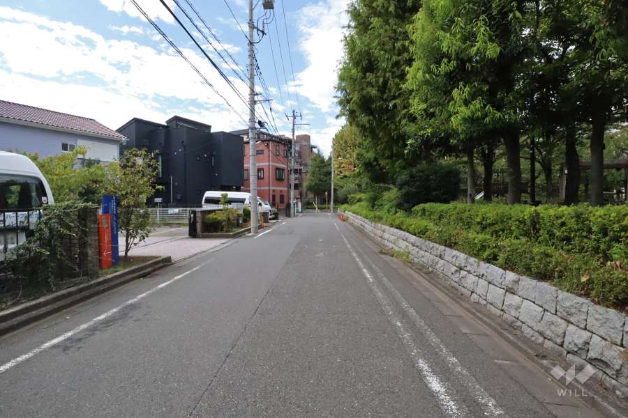 敷地南東側の前面道路(北東側から)