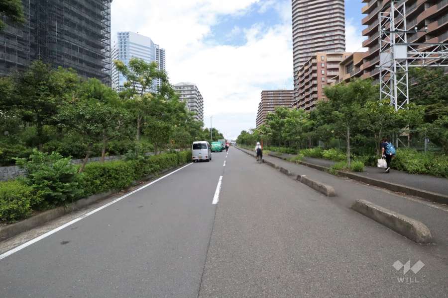 敷地北東側の前面道路(南東側から)