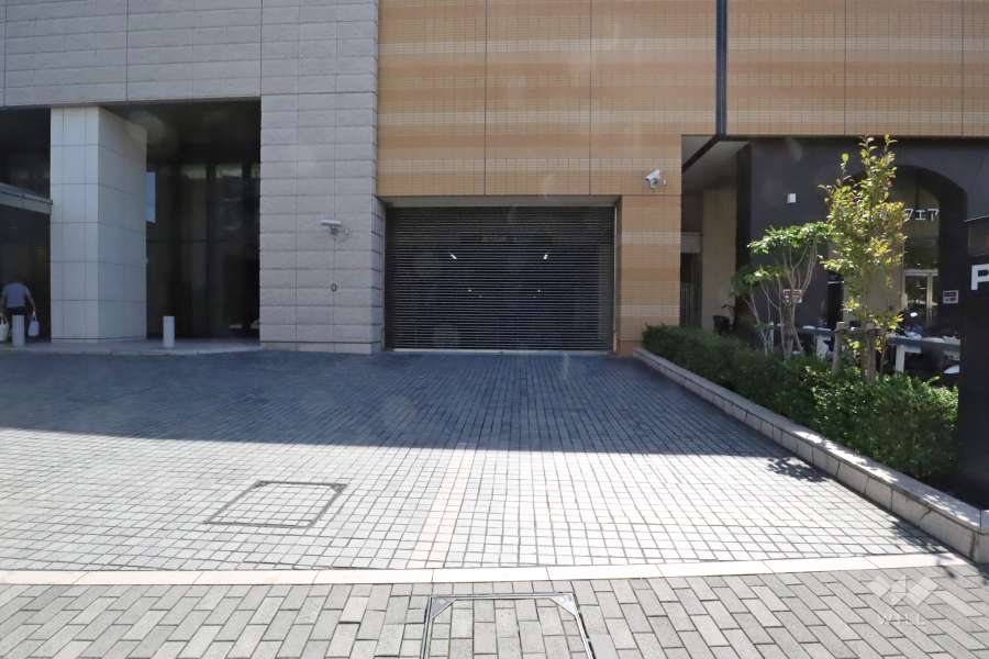 駐車場の出入り口（リングシャッター付き）　